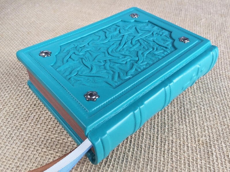 Православный молитвослов (подарочная кожаная книга)