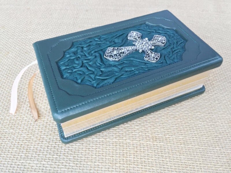 Православный молитвослов (подарочная кожаная книга)