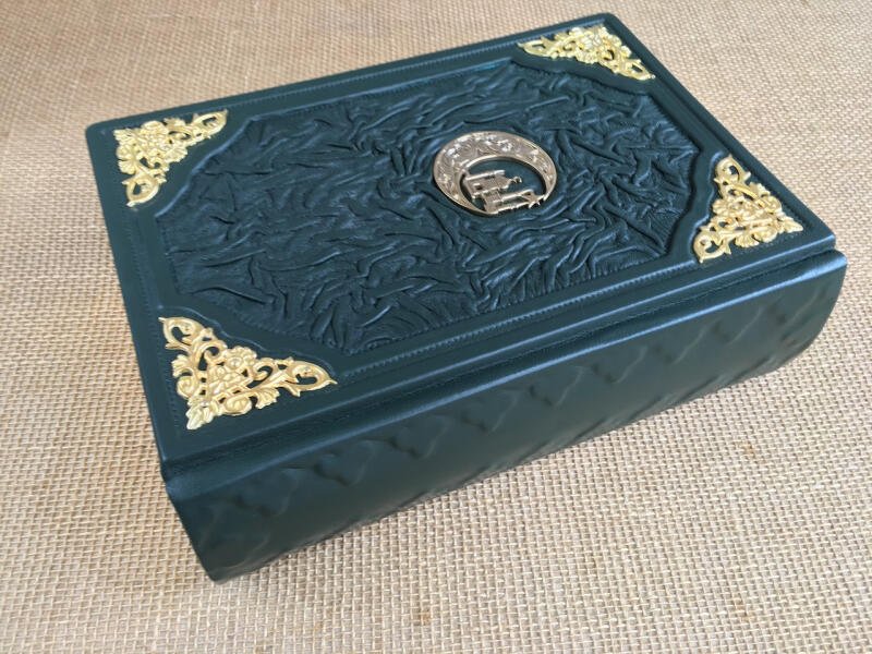 КОРАН на таджикском и арабском языках (подарочная кожаная книга)
